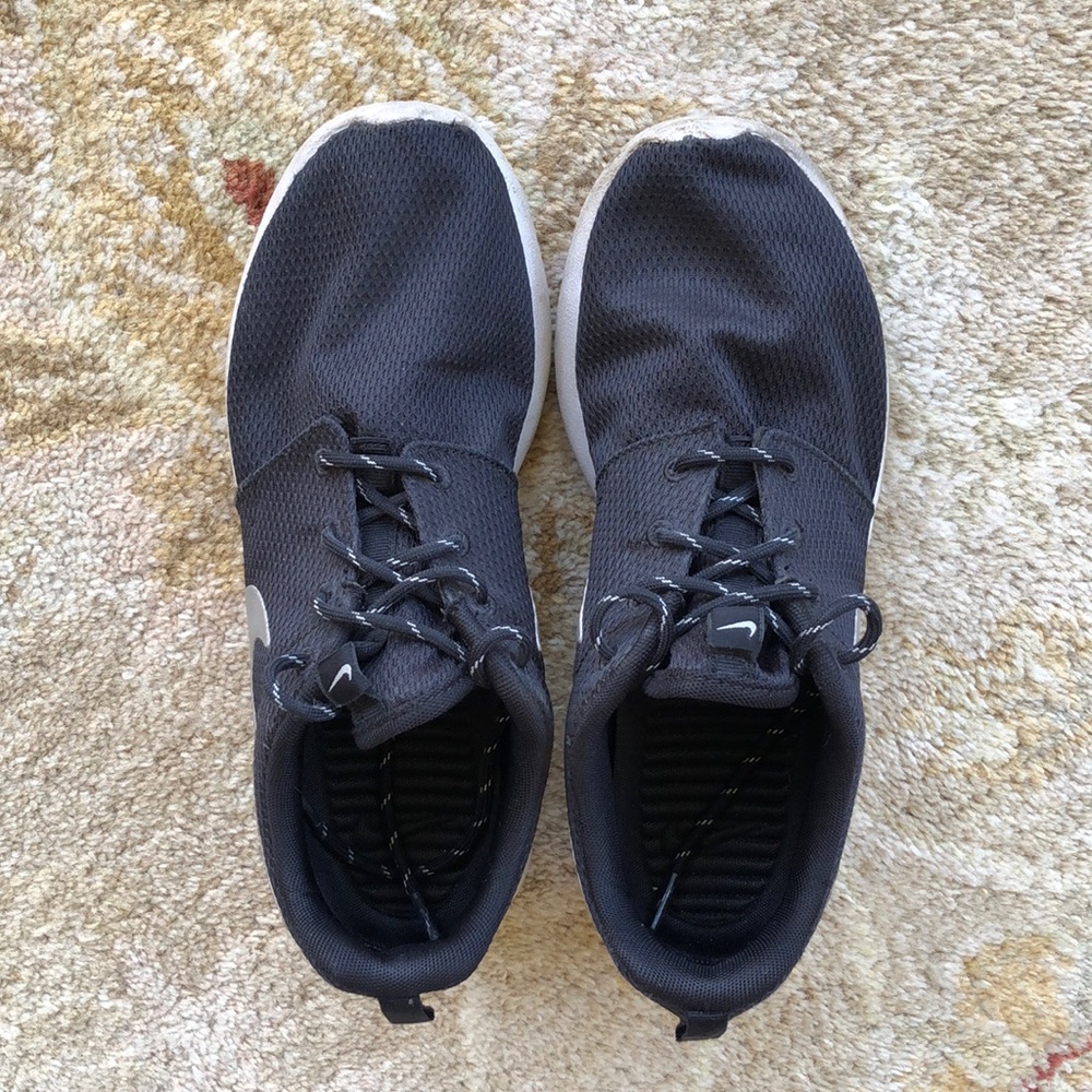 NIKE BLACK ROSHE!!👟🖤🖤🖤